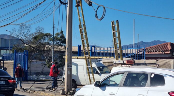 CAMIÓN DE ALTO TONELAJE DERRIBA 14 POSTES EN EL BARRIO INDUSTRIAL DE COQUIMBO